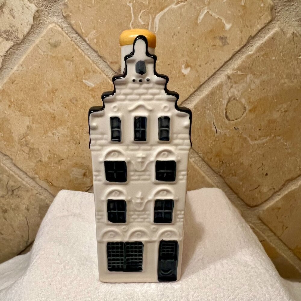 KLM Blue Delft Houses, #32 (2007) SEALED WITH LIQUOR